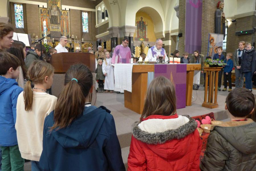 KRUISGAVE KANDIDAAT-VORMELINGEN SINT-PIETERS-BUITEN EN CHRISTUS KONING © Peter Engelbert