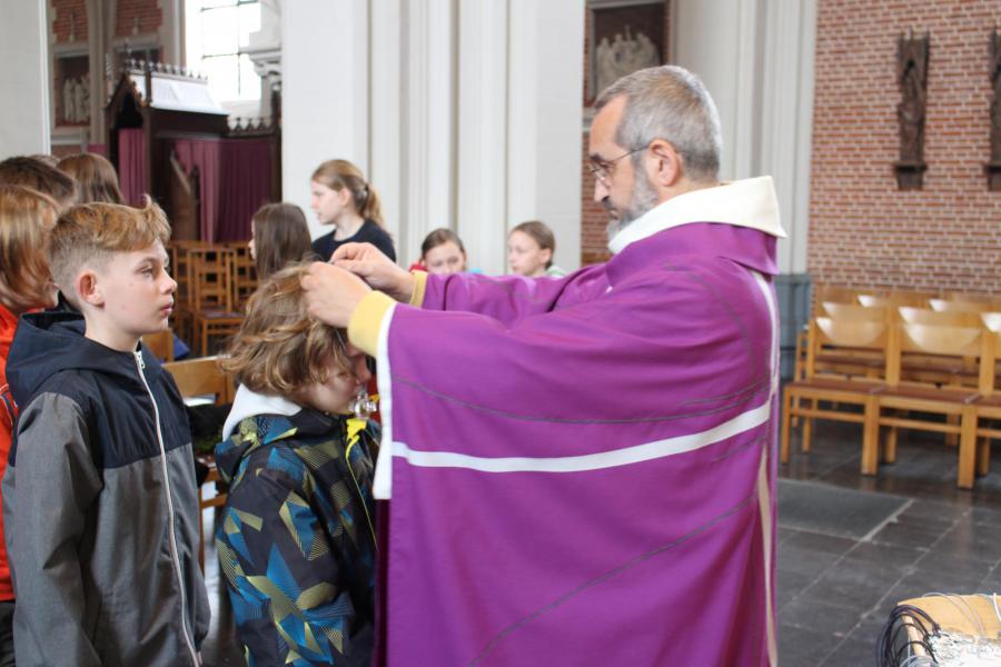 DE vormeling ontvangt het kruisje © RvH