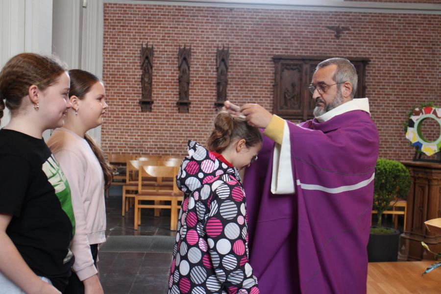 DE vormeling ontvangt het kruisje © RvH