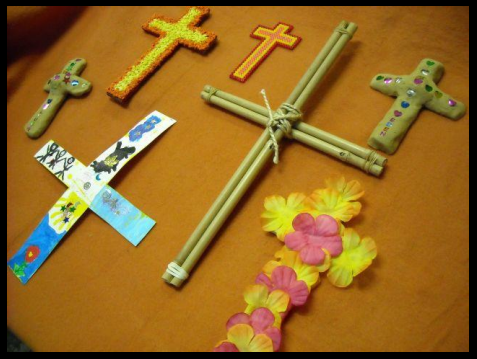 De kinderen laten hun zelfgemaakte kruisje zegenen door meneer pastoor. © bisdom Brugge