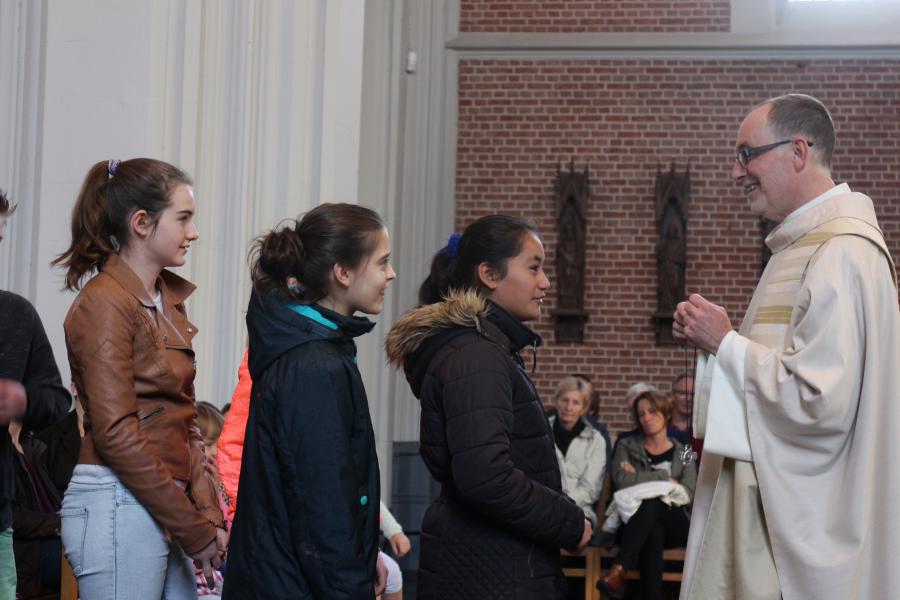 Viering met eerste communicanten en kruisoplegging van de vormelingen © RvH