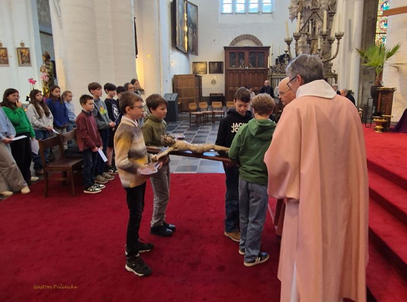 Terugblik kruisoplegging kandidaat-vormelingen © Gaston Pulinckx