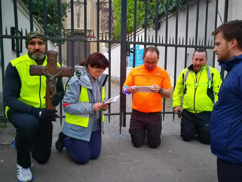 Kruiswegrun statie bij Sint-Jacobskerk 