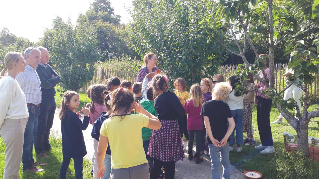 Leerlingen van het tweede leerjaar van de basisschool De Stempel openden de mijmerplek officiëel 