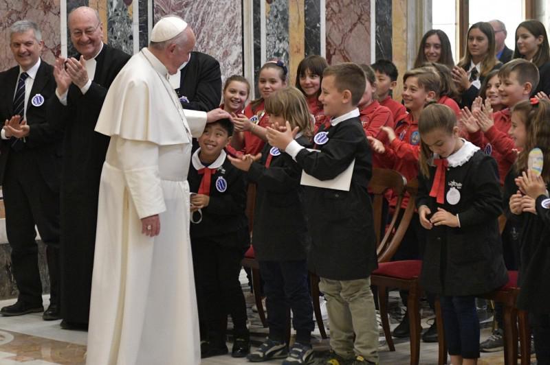 Ook enkele leerlingen van scholen van de broeders waren bij de paus uitgenodigd © Vatican Media
