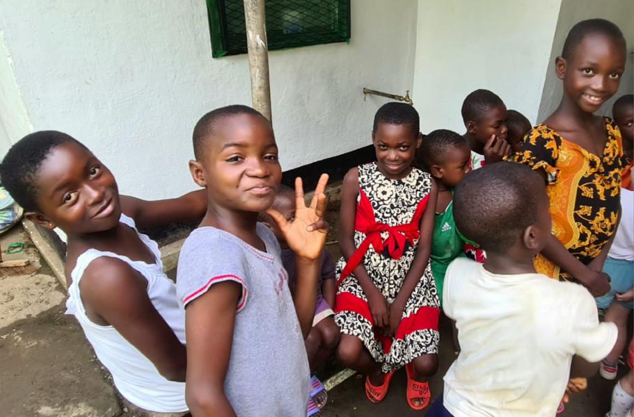 De glimlach verschijnt op de kinderen in Centre Bakhita in Kameroen © Missio