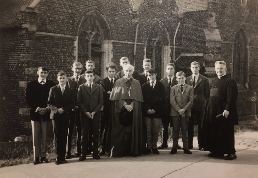 Ziehier de "twaalf apostelen" in de jaren 1965-66. Zij waren de lectoren in de kerk van Pollare. Wie is wie? En hoe gaat het met iedereen? © met dank aan erevoorzitter van de kerkraad in Pollare, Jean-Paul Pletinckx