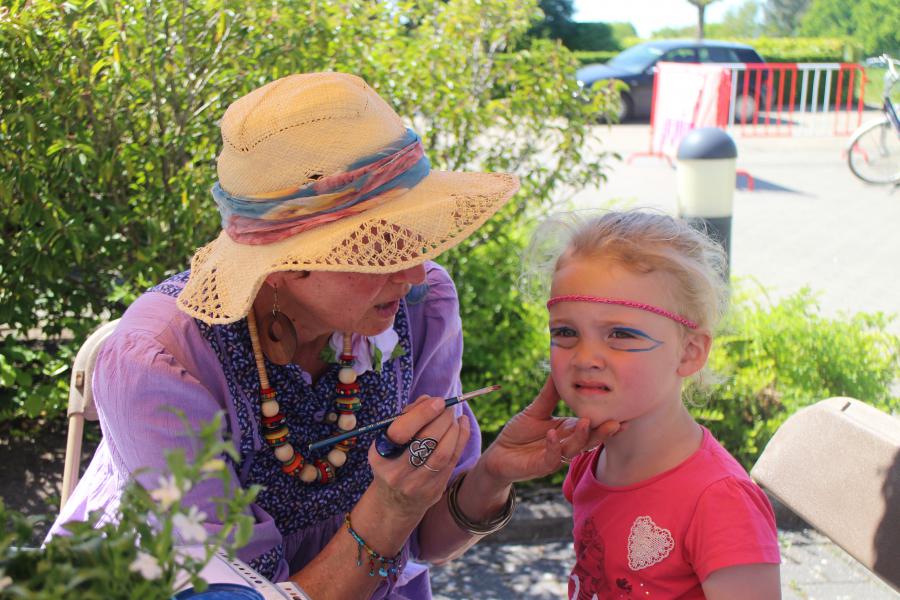 Bij Femma kon je laten omvormen tot flowerpower-girl © RvH