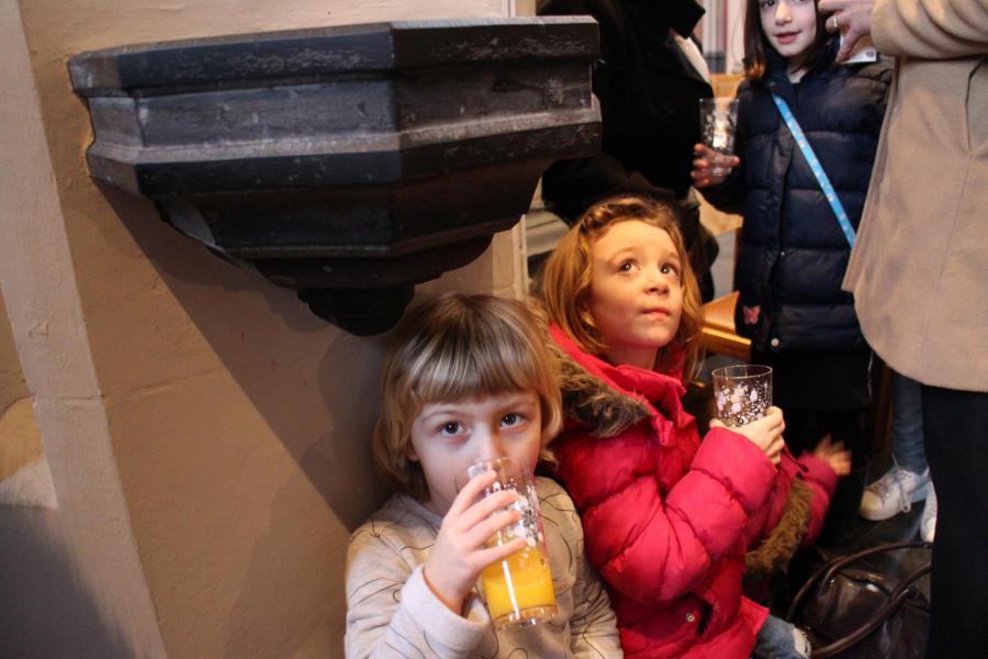 Na de viering in een hoekske lekker genieten van een fruitsap © RvH