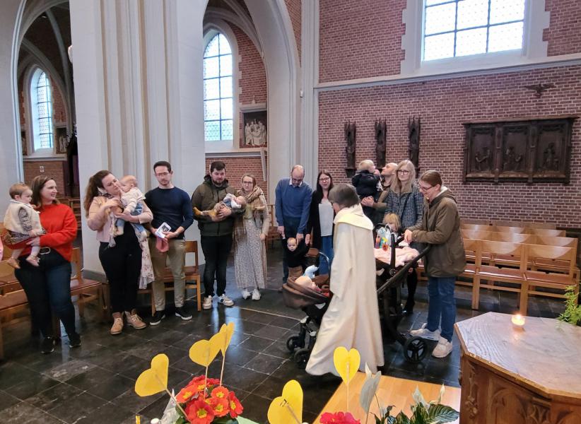 De kindjes worden gezegend 