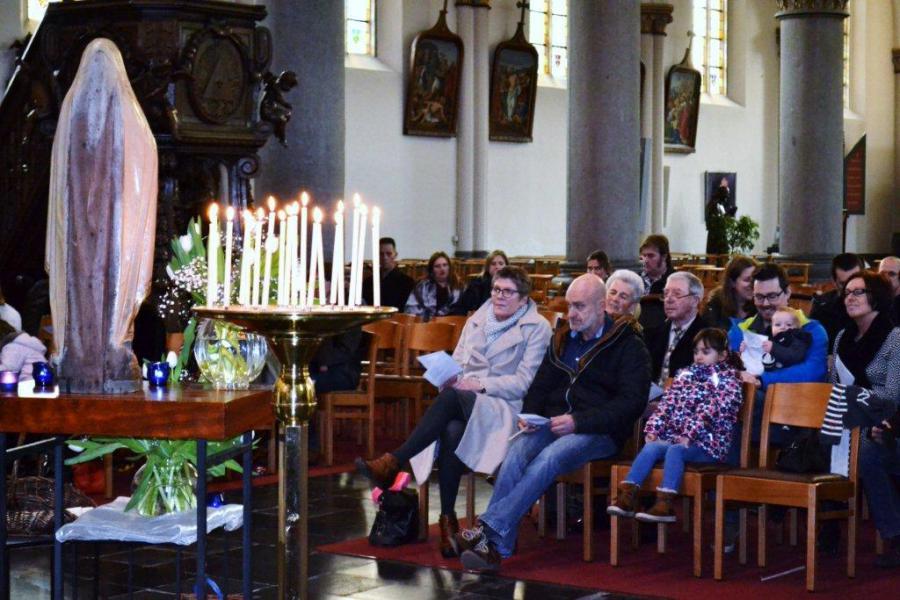 Luisterend naar het woord van Pastoor Marc Van Steen © Urbain Van Kemseke