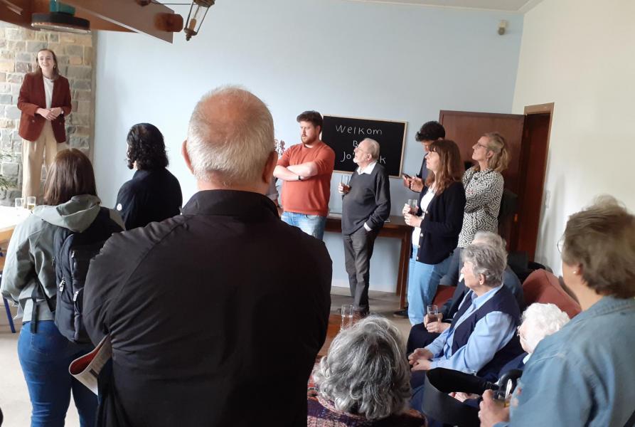 Voor Caritas Antwerpen legt Linde Leppink toe hoe Jo's plek zal werken © Attent