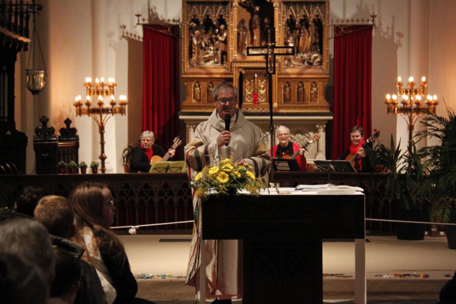 Kinderzegening in de Sint-Willibrorduskerk © R.M.W