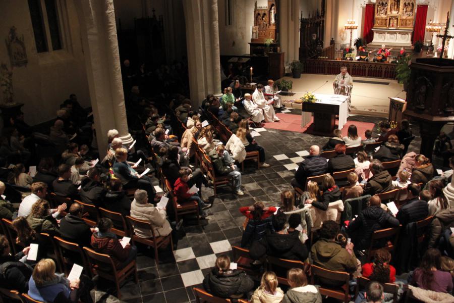 Kinderzegening in de Sint-Willibrorduskerk © R.M.W