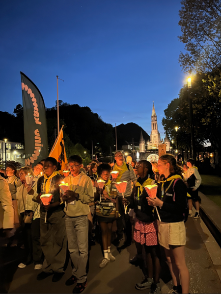  Lichtprocessie met onze eigen vlambeschermers en duizenden mensen. 