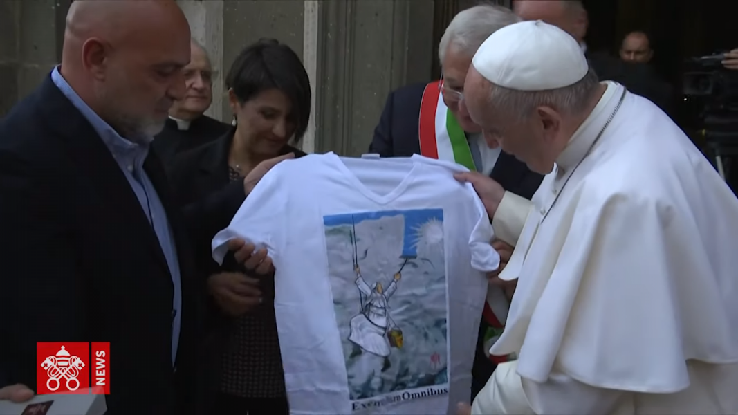 Paus Franciscus kreeg ook nog een t-shirt van de afbeelding © Vatican Media