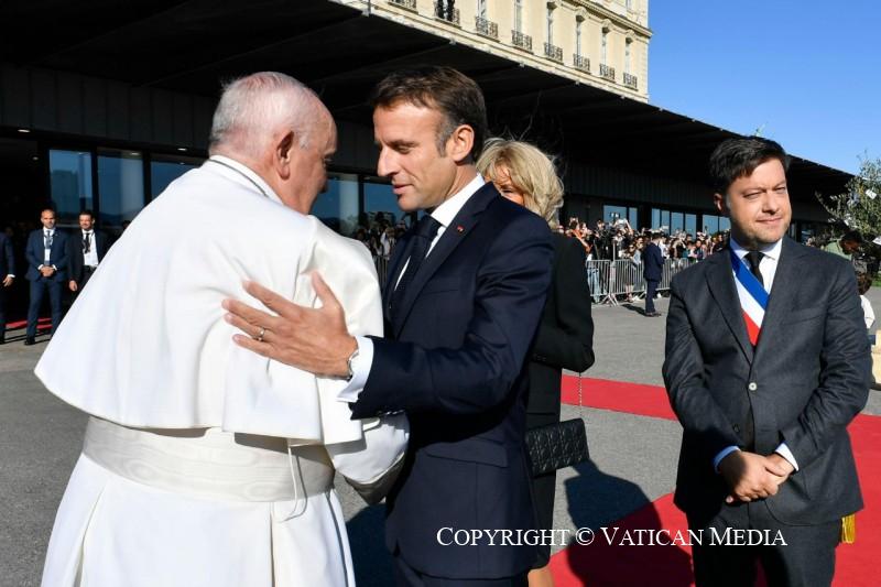 President Macron begroet paus Franciscus © Vatican Media