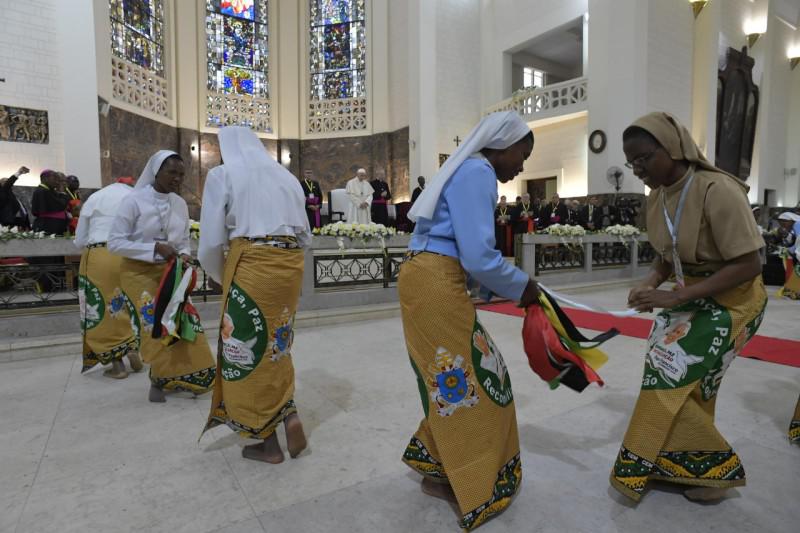 Vreugde en dans om de komst van de paus © Vatican Media