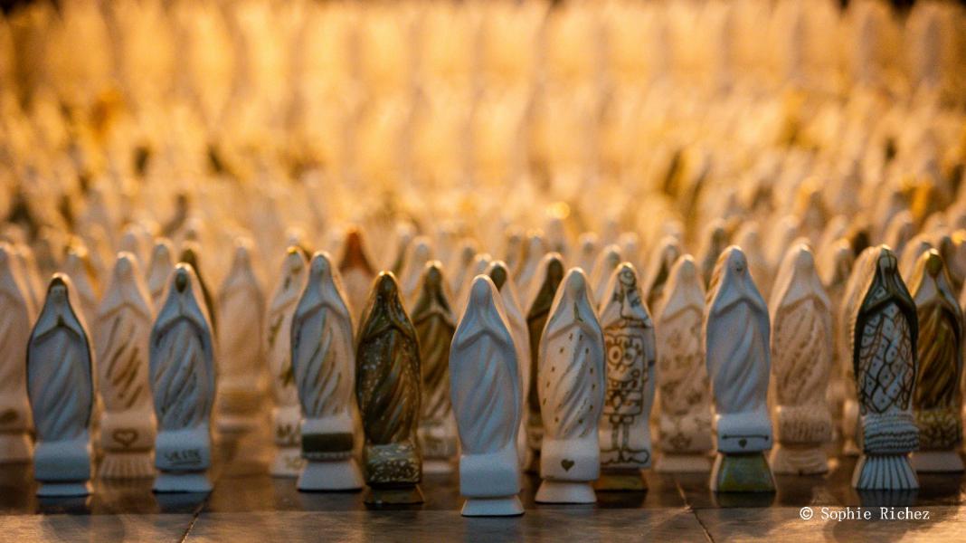 Meer dan 900 Maria’s overspoelen Ninove © Sophie Richez