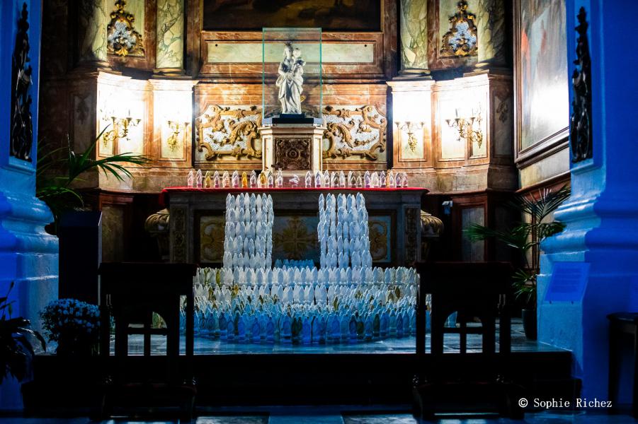 Meer dan 900 Maria’s overspoelen Ninove © Sophie Richez