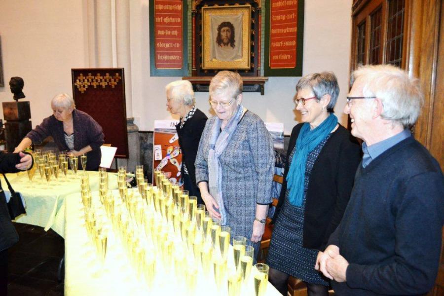Na de viering werd er een hapje en een drankje aangeboden door medewerkers van de parochieploeg  © Urbain Van Kemseke