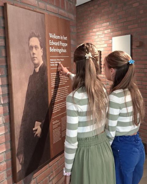 Ella en haar vriendin maken kennis met het Belevingshuis © Gracy Peelman