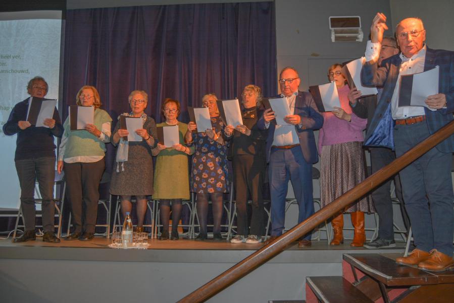 Gelegenheidskoor o.l.v. Gilbert Defoort © NEOS kuurne