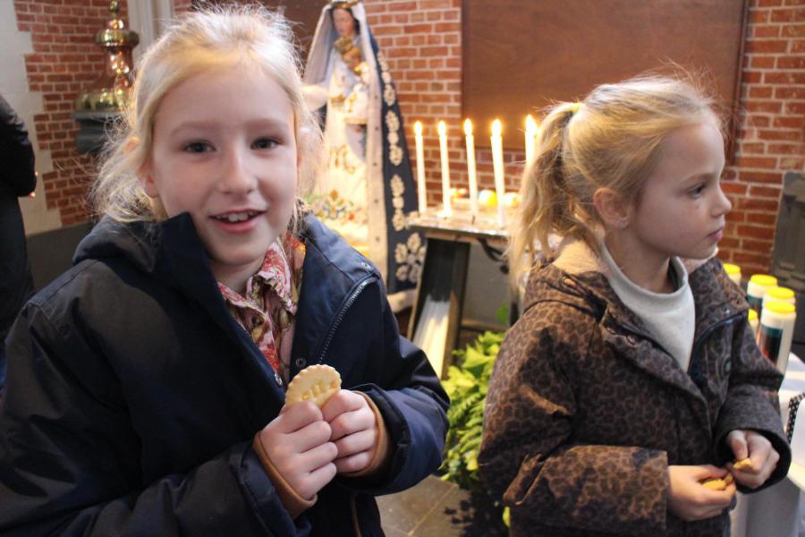 Na de viering kan er gesnoept worden © RvH