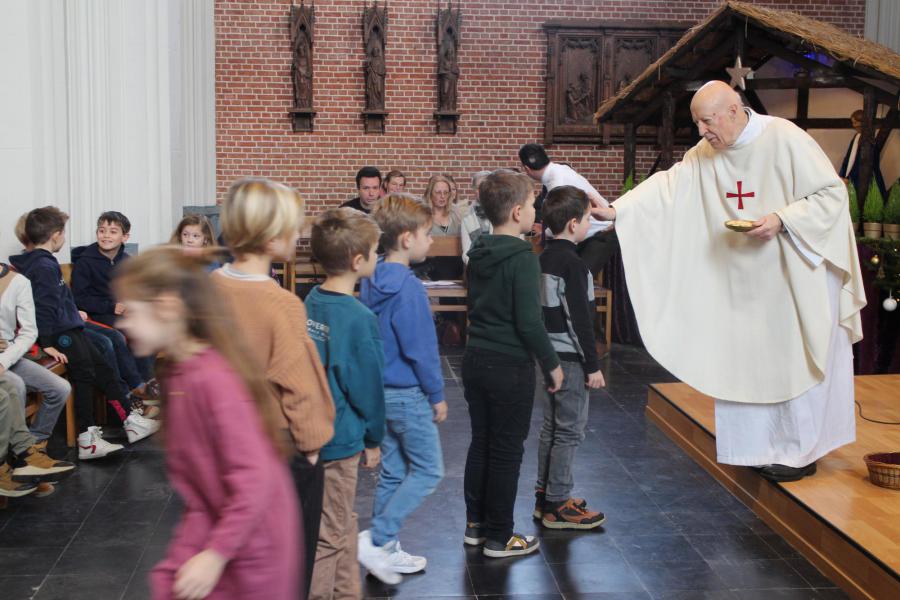 De eerste communicanten krijgen een kruisje op hun voorhaafd © RvH