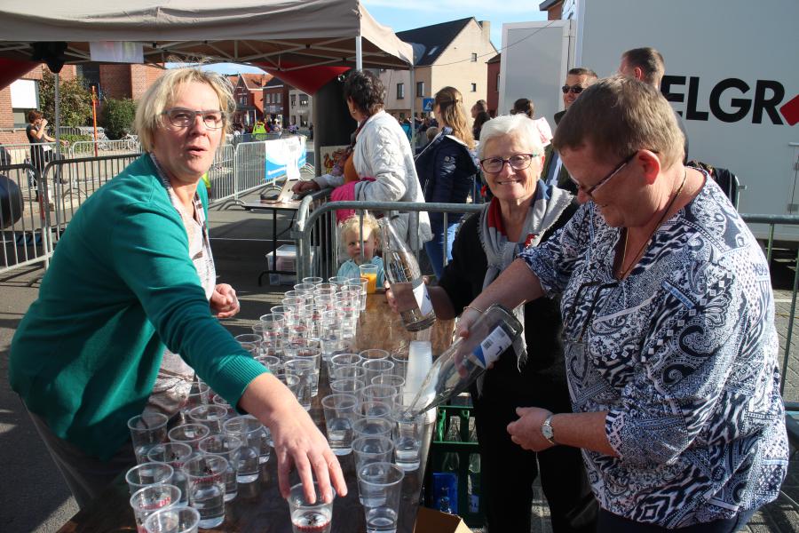 Deze dames zorgden er voor dat na de aankomst het vochtgehalte weer op peil kon worden gebracht © Adinda Meurrens en Rachel Van Hoof