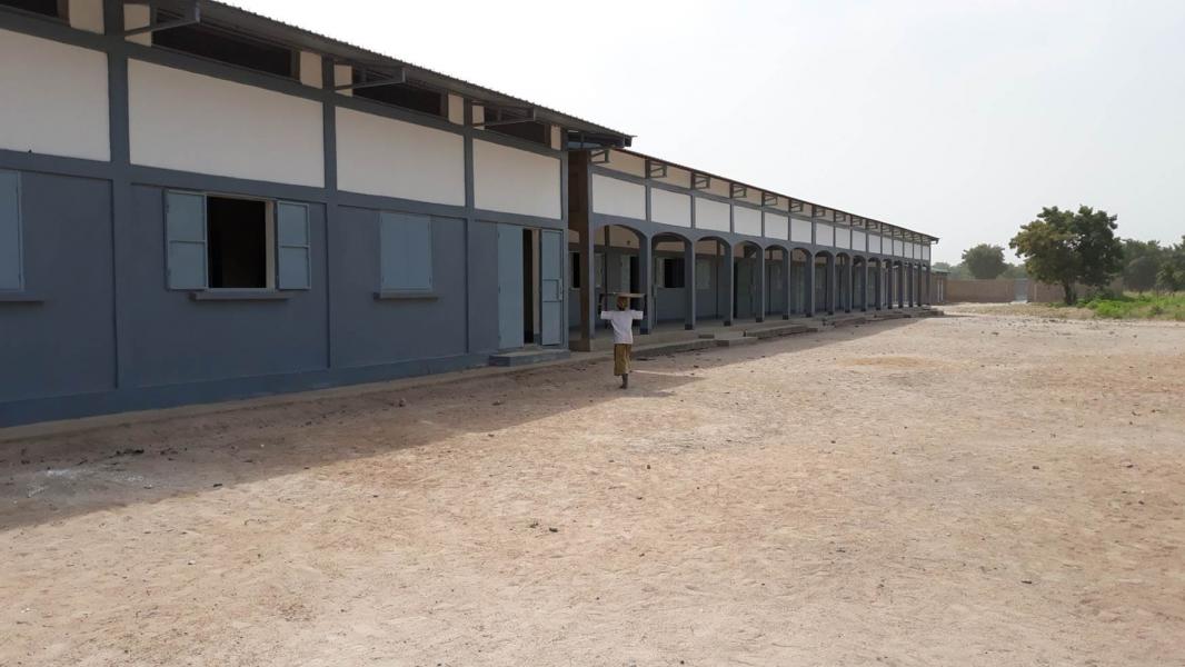 Aan de buitenkant: Links : grote zaal – rechts: klaslokalen voor secundair onderwijs © zrs Bernardinnen