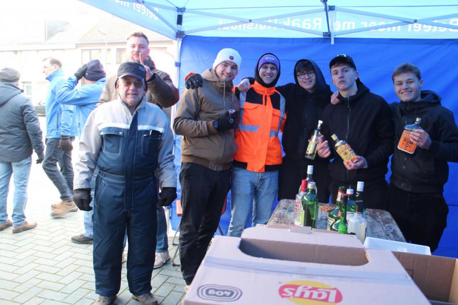 Raak trakteerde de volwassenben met een opwarmetje  © RvH