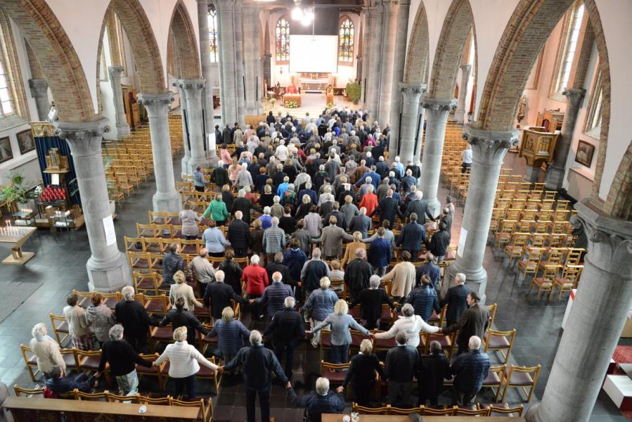 Onze Vader: we bidden verbonden met elkaar, over de rijen heen © Federatie Krekedal Kortemark