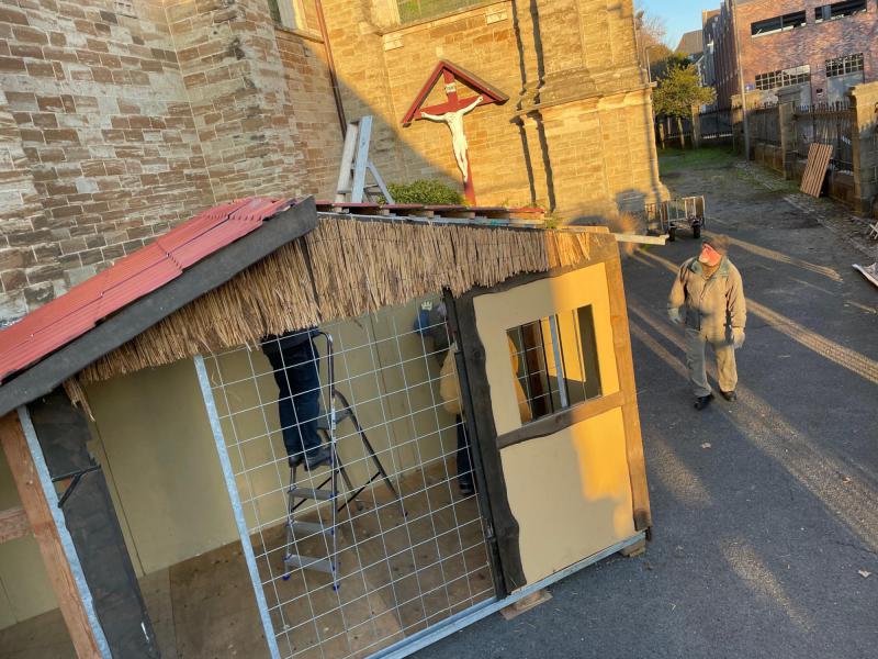Opbouw kerststal buiten aan de Abdijkerk te Ninove © Alexander Vandaele
