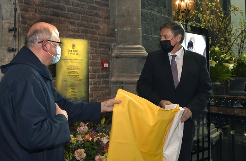 Bisschop Lode Van Hecke en minister-president Jan Jambon onthullen de gedenkplaat. © Firmin De Maitre