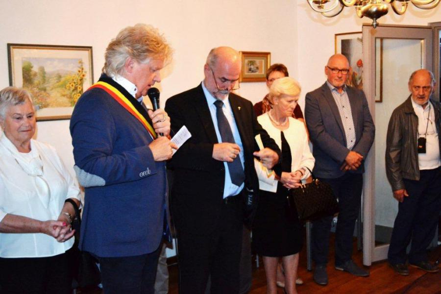 Pastoor Van Steen en de burgemeester schetsten wat er vooraf ging aan het nieuwe parochiecentrum. © Kerk Stekene en Sint-Gillis-Waas