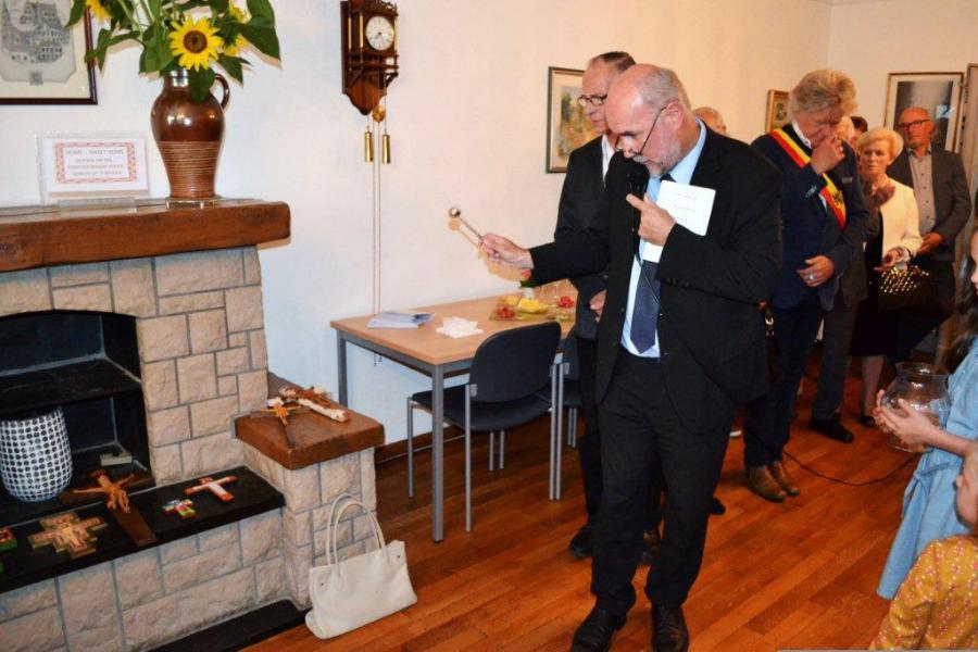Een kruisje voor elke kamer werd gezegend. © Kerk Stekene en Sint-Gillis-Waas