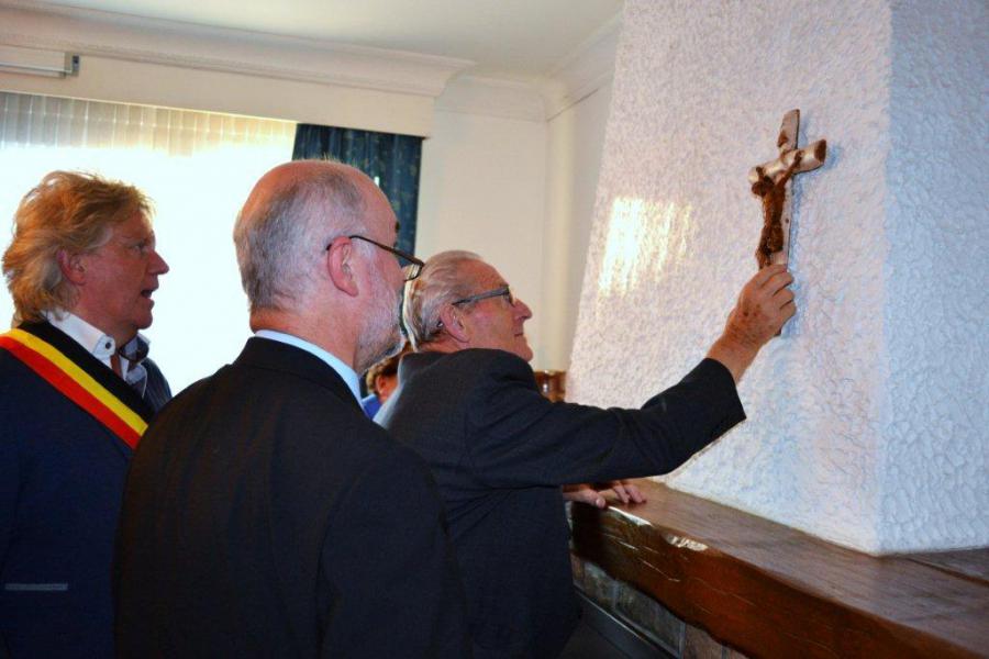 Een kruisje werd alvast opgehangen. © Kerk Stekene en Sint-Gillis-Waas