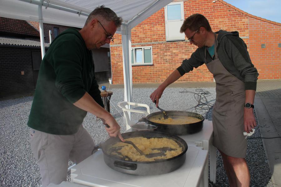 Van spelen krijg je honger en dus moet er ook voor eten gezorgd worden 