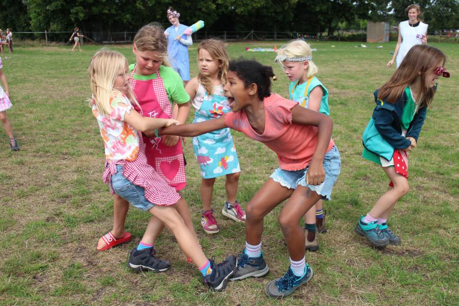 Ze gaan er helemaal voor! Buiten beeld staan leidsters klaar om hte meisje dat zich in de hevigheid van het spel bezeerde, op te vangen 