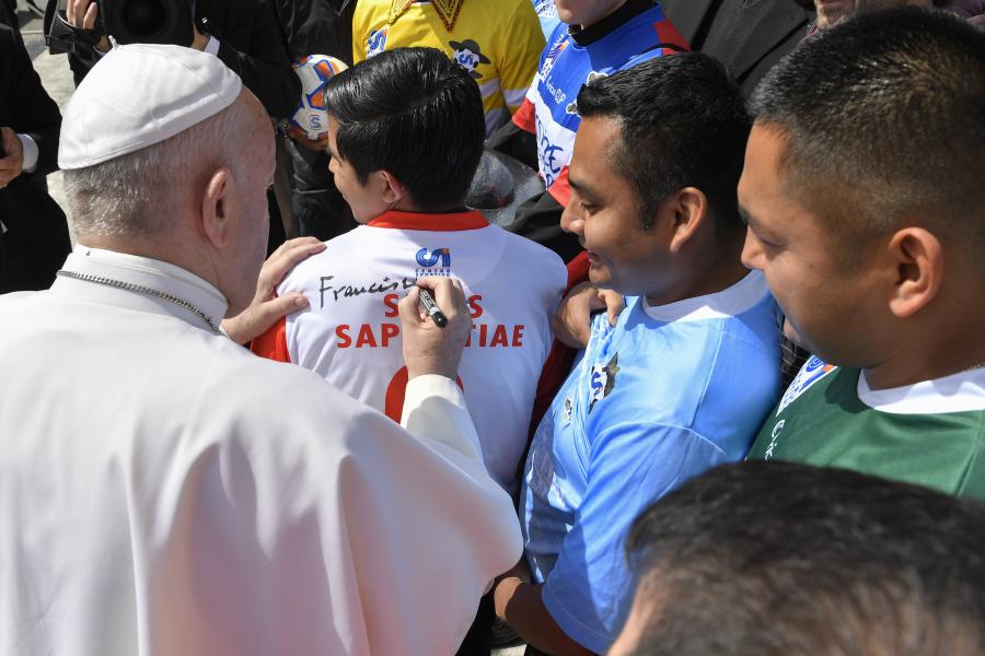 De paus maakt tijd voor de Clericuscup-verantwoordelijken. © Stampa del Centro Sportivo Italiano