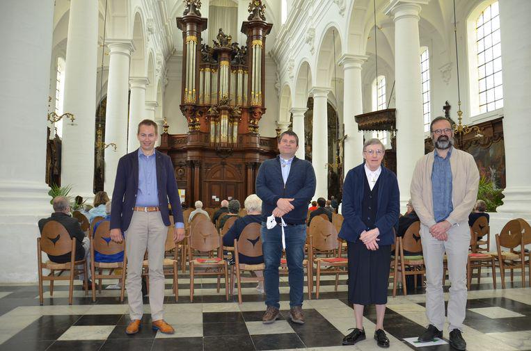 Frederik Van Rampelberg, pastoor Alexander Vandaele, zuster Jeannine en Helmut De Backer in de Abdijkerk van Ninove tijdens de 'Orgelmarathon' op Open Kerkendag. De vierde orgelist, Eric Vernaillen, was op het moment van de foto het orgel aan het bespelen © Claudia Van den Houte