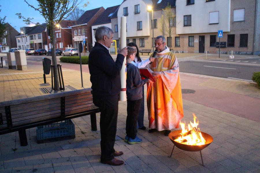 Bij het invallen van de duisternis wordt het vuur gezegend © RvH