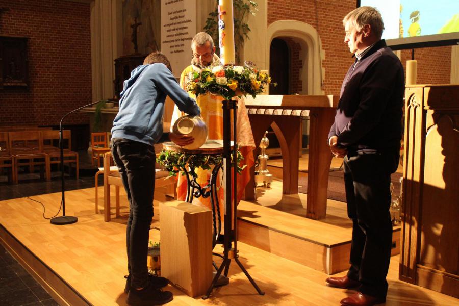 Een kandidaat-vormeling giet water in de doopvont © RvH