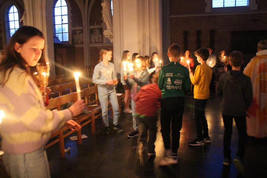 In de kerk geven kandidaat-vormelingen aan iedereen het paaslicht door © RvH