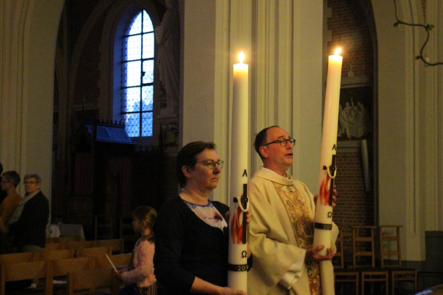 De paaskaarsen worden naar voren gebracht en brengen licht in de kerk © RvH