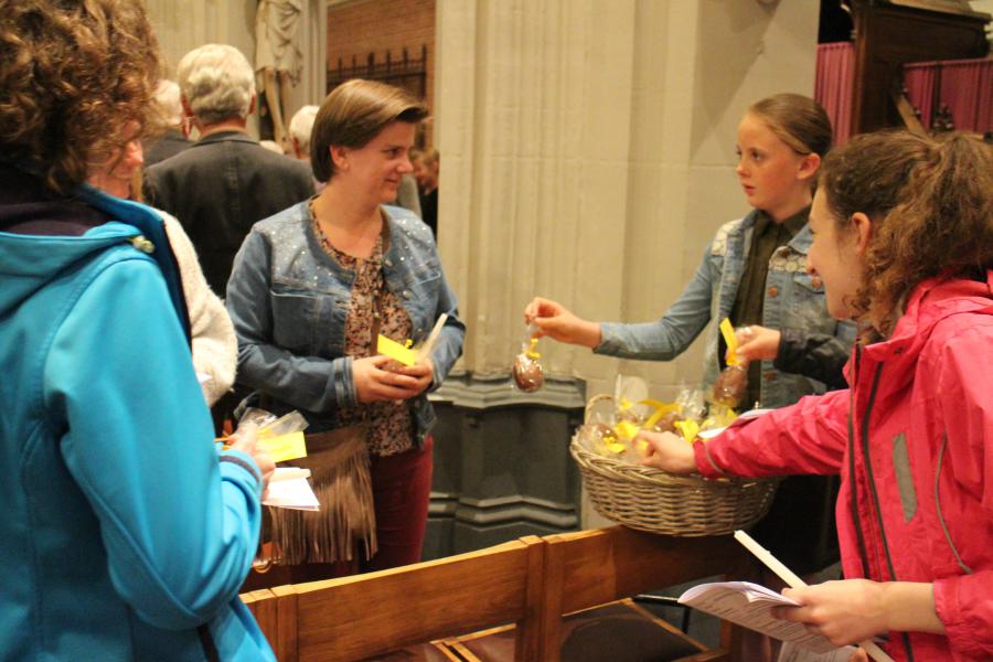 Na de viering was er voor iedereen nog een paasei © RvH