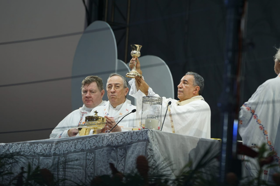 Kardinaal Maradiaga droeg mee de eucharistie op © WJD Panama 2019