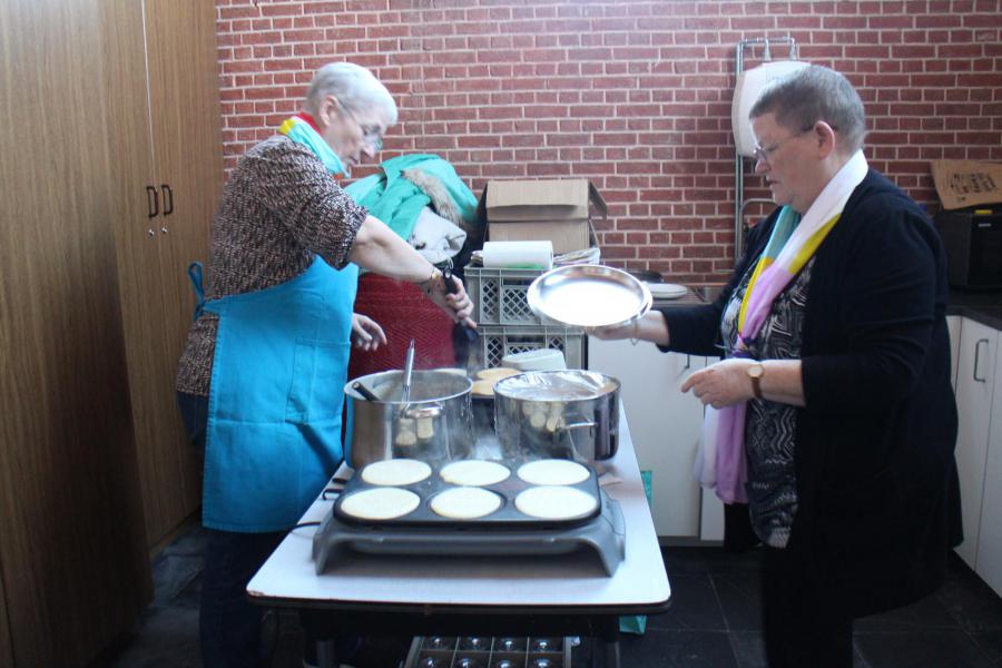 De pannenkoeken werden vers gebakken © RvH