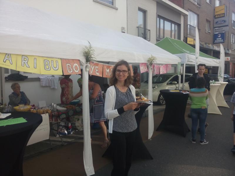 Proef onze Afrikaanse en Syrische hapjes, riep onze parochieassistent. © Kerk Stekene en Sint-Gillis-Waas